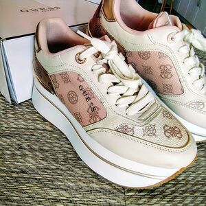 GUESS Women's Cream and Tan Sneakers